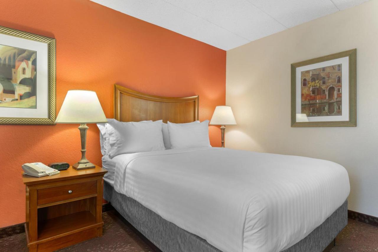 Express Chicago-downers Grove By Ihg 2* Downers Grove