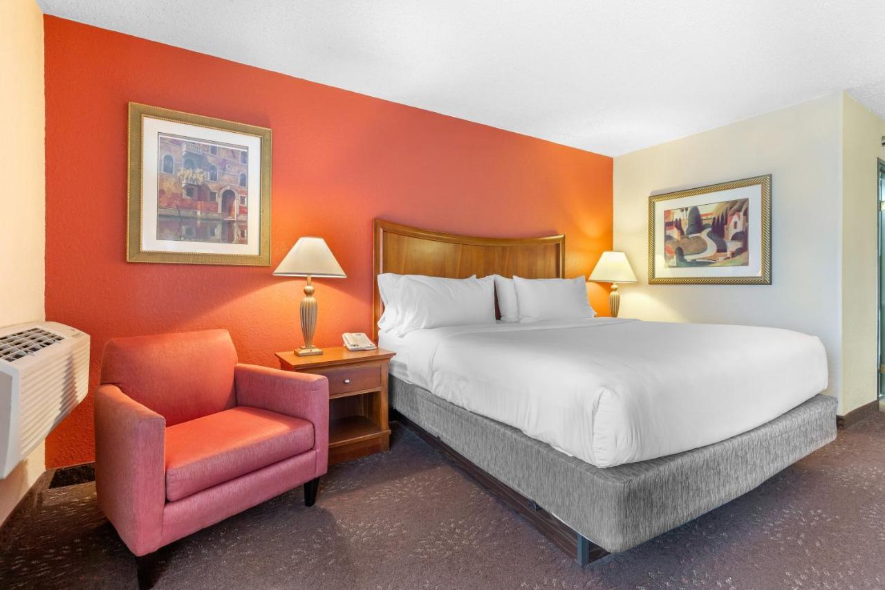 Hotel Express Chicago-downers Grove By Ihg 2*