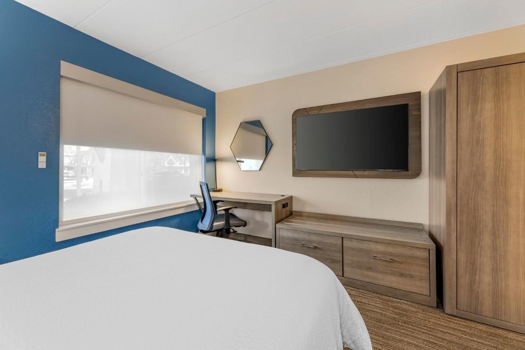 Express Chicago-downers Grove By Ihg Hotel