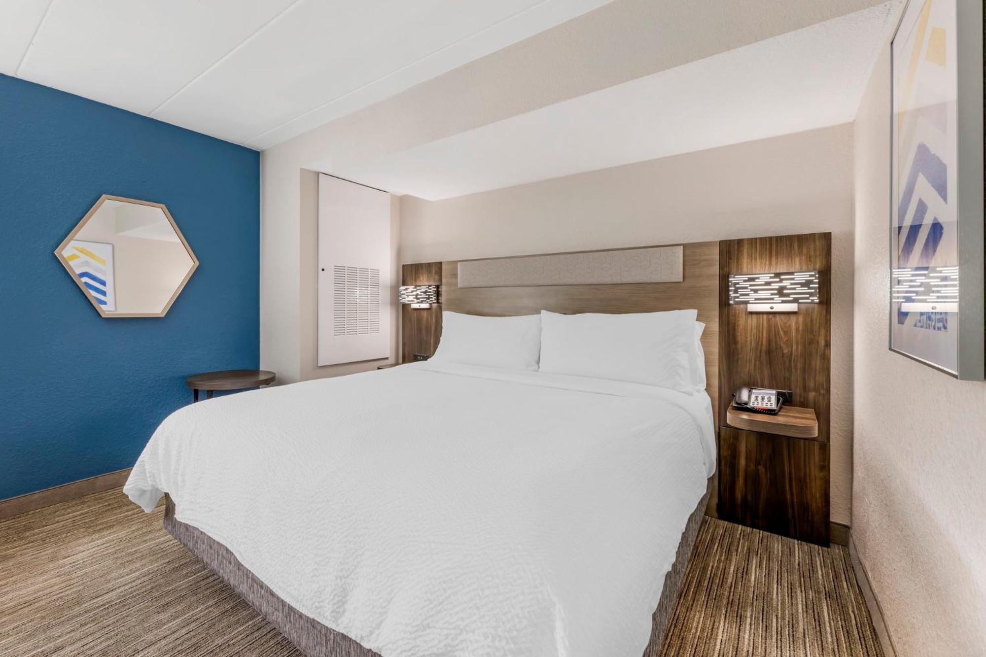 Express Chicago-downers Grove By Ihg Hotel 2*