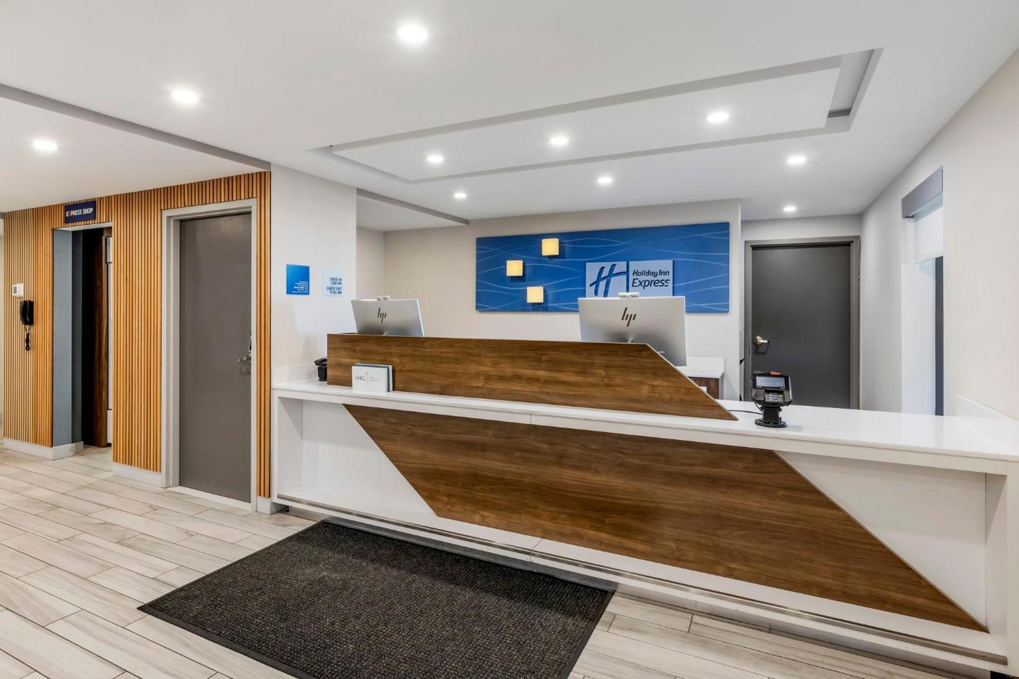 Express Chicago-downers Grove By Ihg Hotel