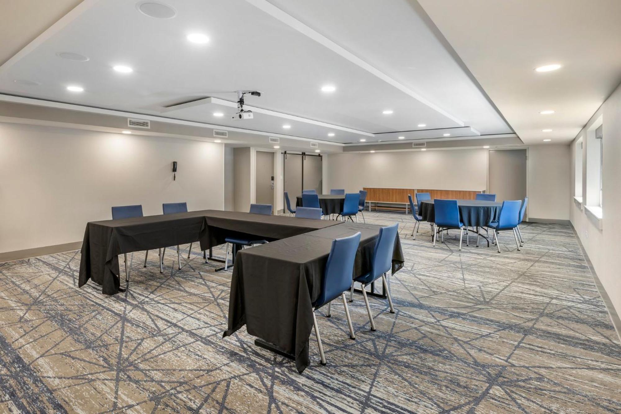 Express Chicago-downers Grove By Ihg Hotel
