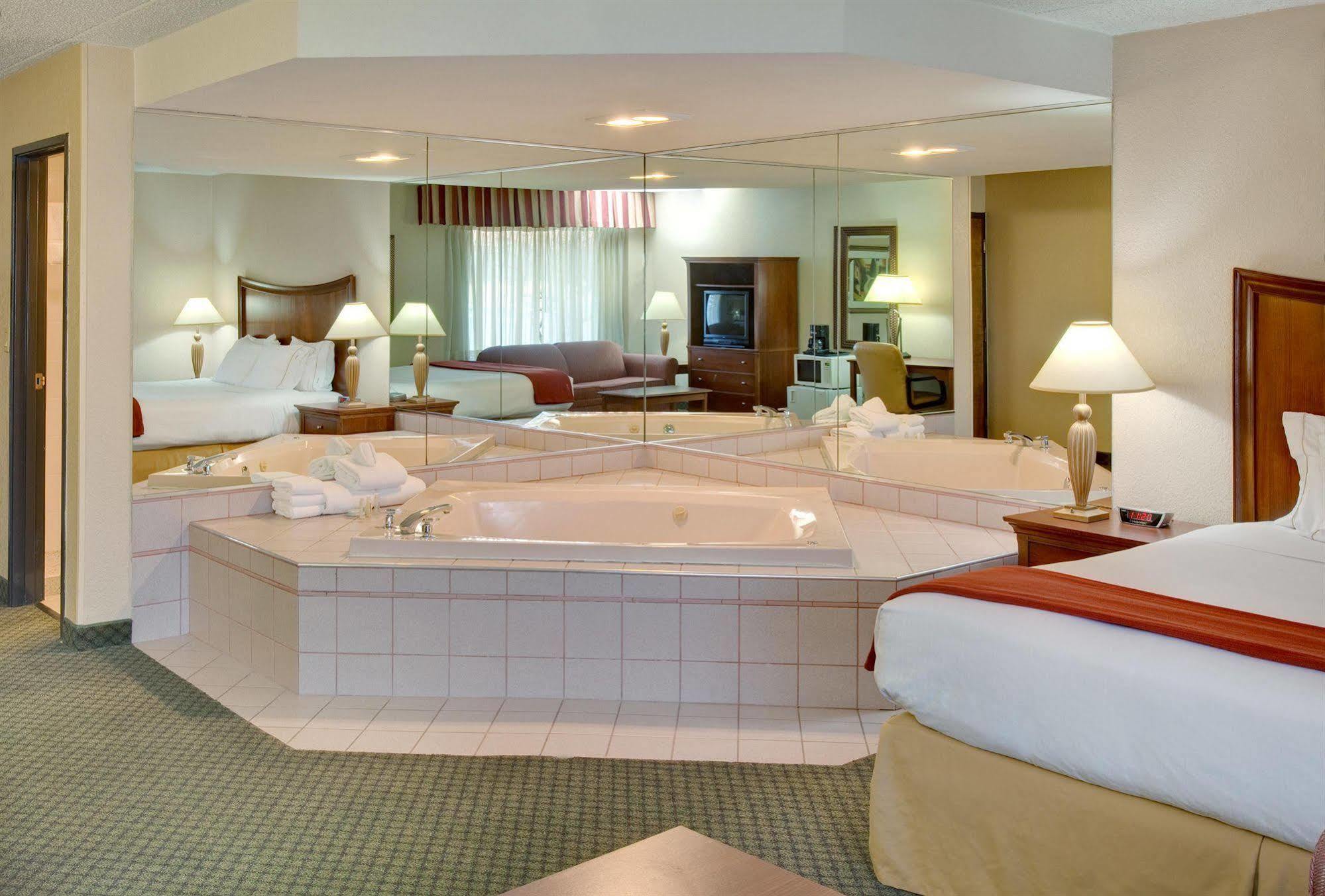 Express Chicago-downers Grove By Ihg Hotel